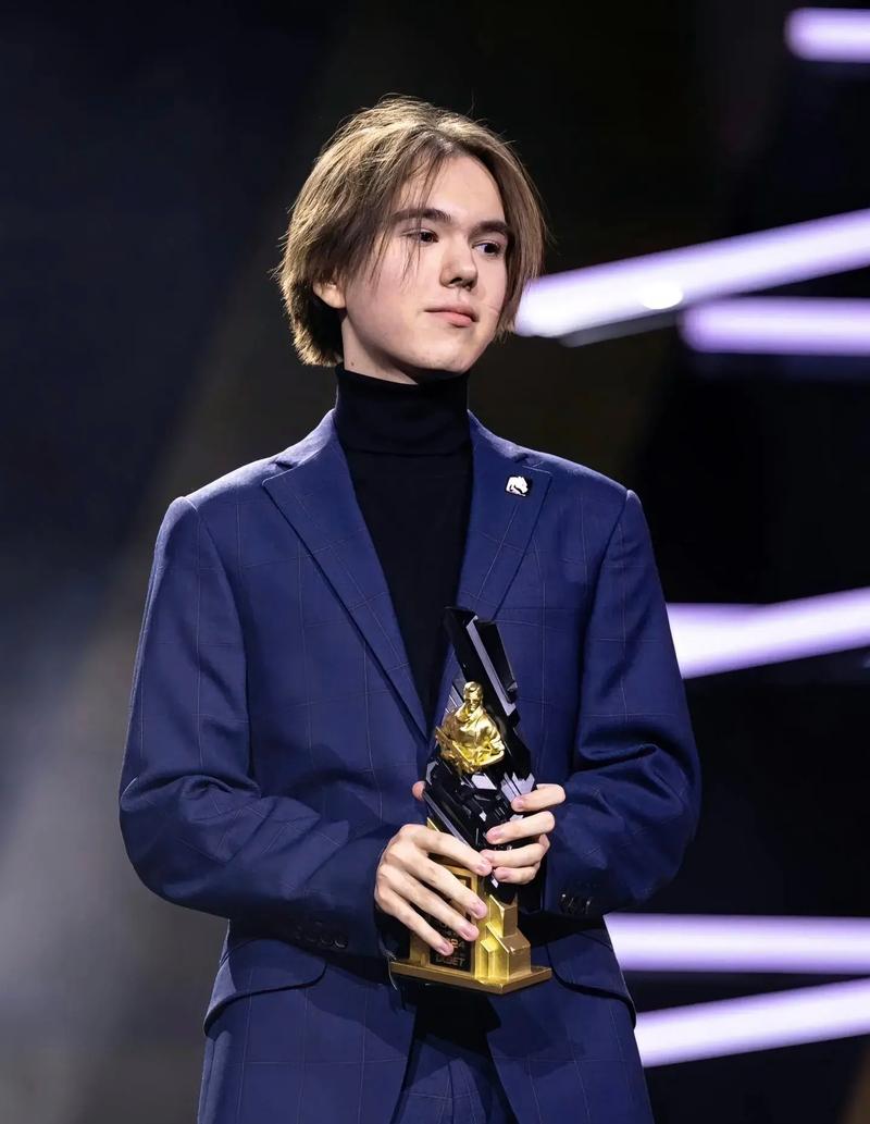 Hery Gnar的手掌击中了三个人， Starry 的飞机输出猛烈， Oh My God 轻松击败了 Ultra Prime 。